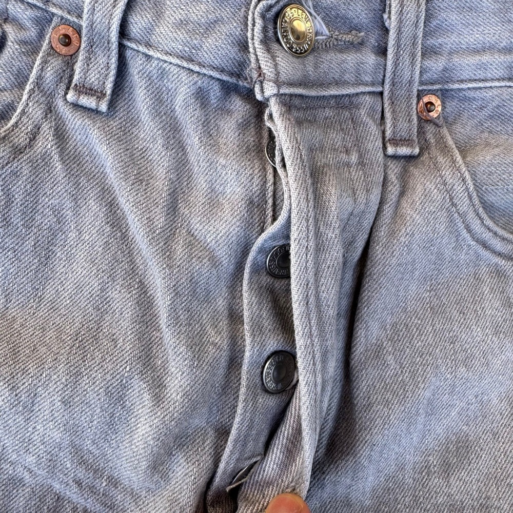 Levi's 501 Mens Original Fit Light Grey Straight Leg Button Fly Jeans 32x32 - Picture 5 of 9